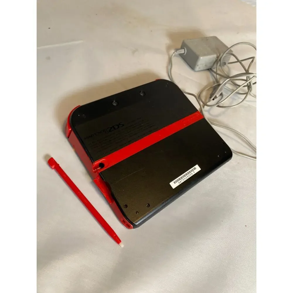 Nintendo 2DS Crimson Red Bundle 2 extra games